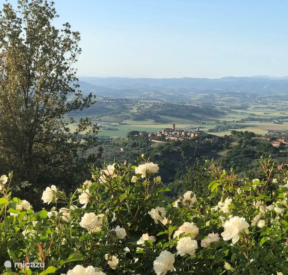 Vue du jardin sur le village de Bettona, fondé par les Étrusques
