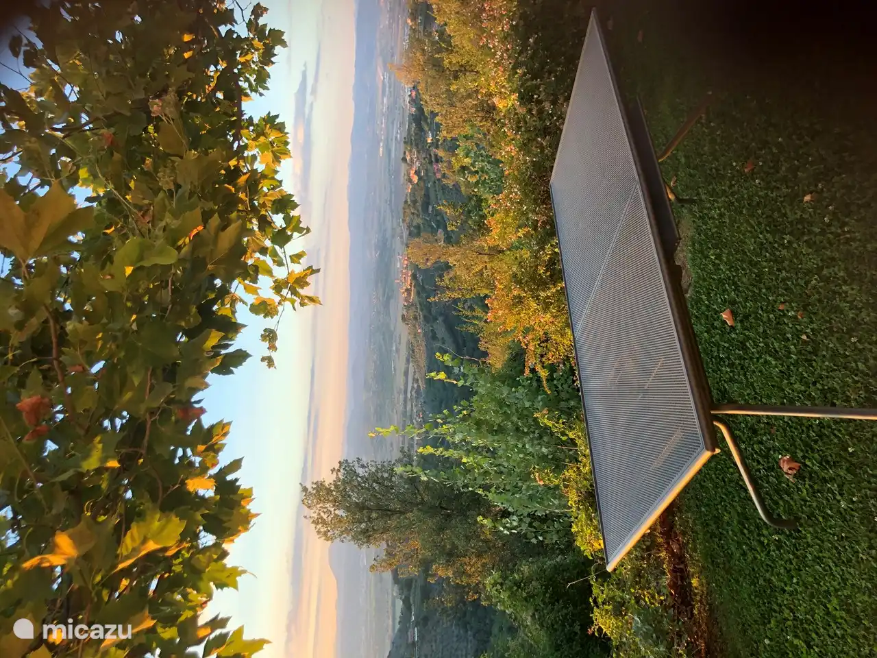 Table à manger 10 places à l'ombre sous les arbres ; Petit déjeuner, déjeuner et dîner avec vue