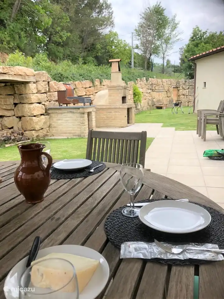 regarder dans le jardin devant la maison