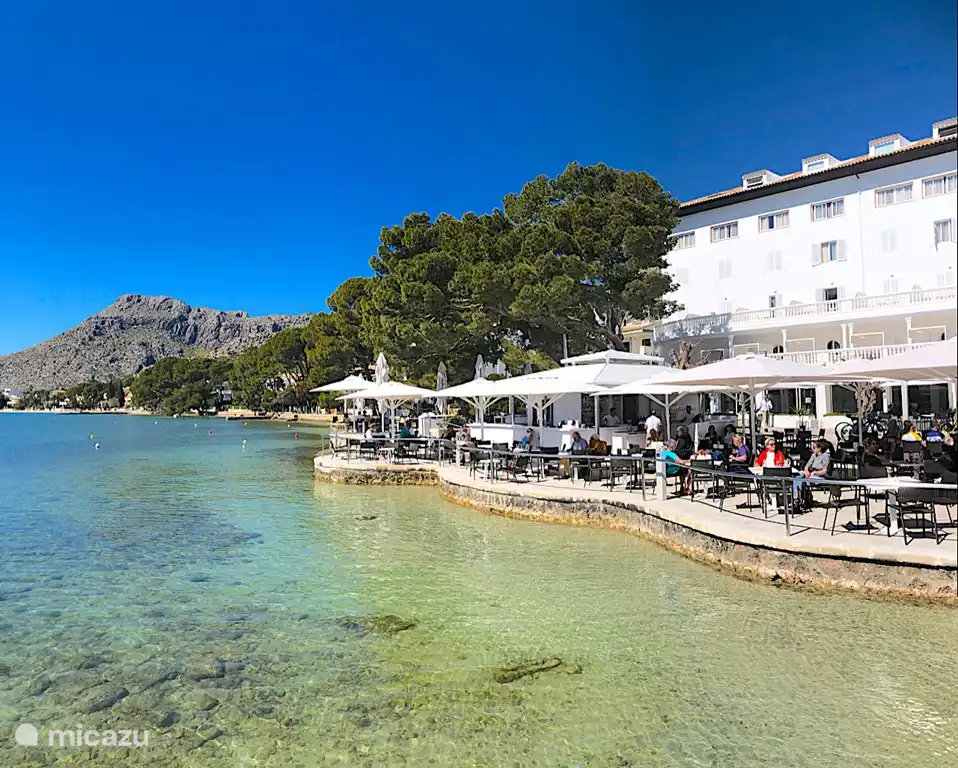 Muchos restaurantes cerca. Famoso Paseo de los Pinos de Puerto Pollensa. Playa y piscina a 50 metros del apartamento.