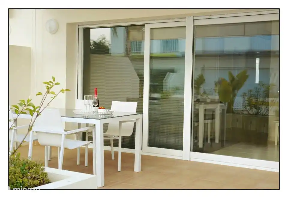 La terrasse ensoleillée. En raison de son emplacement au sud, vous avez également le soleil ici pendant les mois d'hiver. En été, vous pouvez chercher de l'ombre en ouvrant l'auvent.