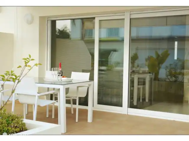 Casa Emilio - à distance de marche de la mer | Espagne, Costa Blanca, Dénia - maison mitoyenne La terrasse ensoleillée. En raison de son emplacement au sud, vous avez également le soleil ici pendant les mois d'hiver. En été, vous pouvez chercher de l'ombre en ouvrant l'auvent.