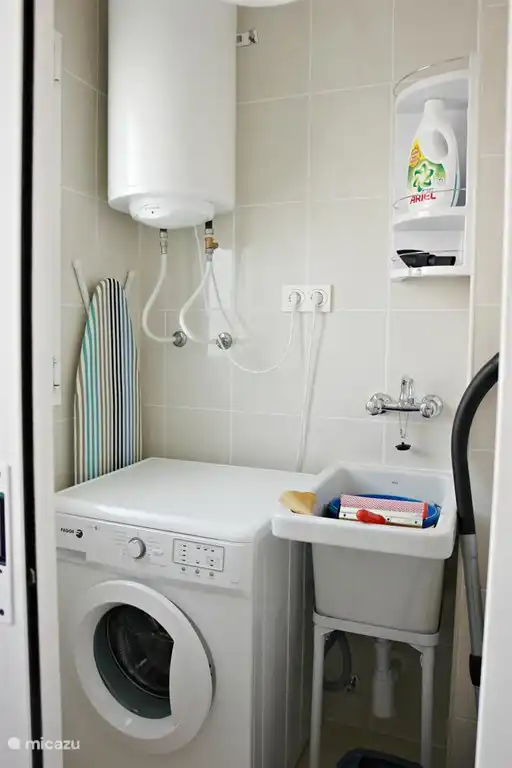 La buanderie avec accès direct à la cuisine.