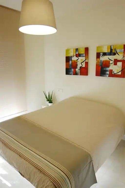 Chambre 1 avec une armoire intégrée avec coffre-fort. Toutes les chambres disposent de la climatisation, d'une fenêtre, de volets, de rideaux solaires, de tables de chevet, etc...