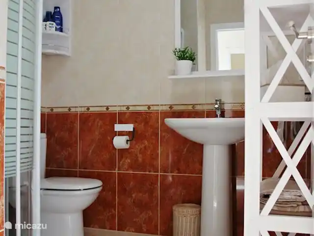 Casa Emilio - à distance de marche de la mer | Espagne, Costa Blanca, Dénia - maison mitoyenne La deuxième salle de bain - équipée de douche, WC, lavabo, miroir, sèche-cheveux, chauffage, rangements