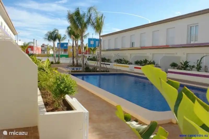 La vue sur la piscine. L'urbanisation est plutôt petite et calme.