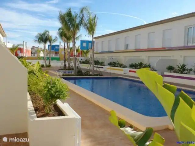 Casa Emilio - à distance de marche de la mer | Espagne, Costa Blanca, Dénia - maison mitoyenne La vue sur la piscine. L'urbanisation est plutôt petite et calme.