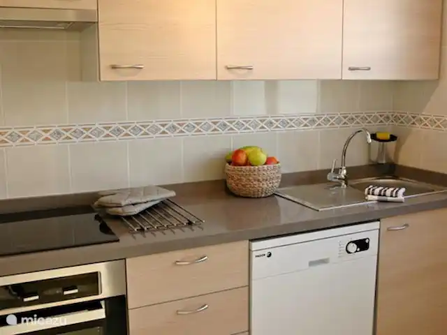 Casa Emilio - à distance de marche de la mer | Espagne, Costa Blanca, Dénia - maison mitoyenne La cuisine est entièrement équipée. Four, cuisinière, grand frigo, congélateur, micro-onde, lave-vaisselle, grille-pain, cafetière, plancha....