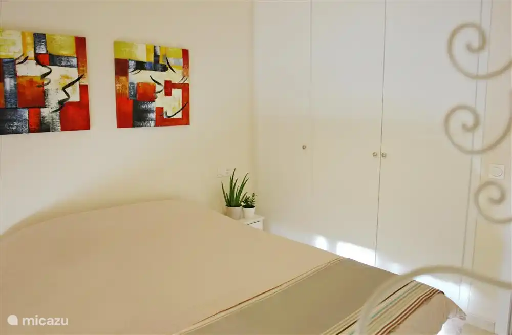 2 chambres se composent de 2x1 lit. 1 chambre a un lit superposé. Il y a un coffre-fort dans 1 chambre. 2 chambres ont des placards intégrés. Toutes les chambres sont climatisées/chauffées