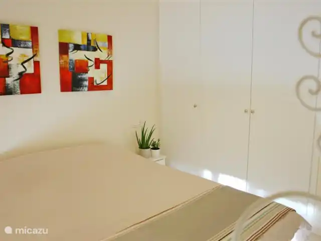Casa Emilio - à distance de marche de la mer | Espagne, Costa Blanca, Dénia - maison mitoyenne 2 chambres se composent de 2x1 lit. 1 chambre a un lit superposé. Il y a un coffre-fort dans 1 chambre. 2 chambres ont des placards intégrés. Toutes les chambres sont climatisées/chauffées