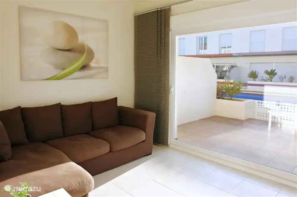 La grande baie vitrée apporte beaucoup de lumière dans la maison et donne un accès direct à la terrasse (et à la piscine)