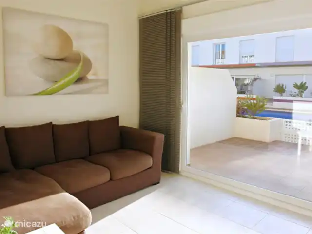 Casa Emilio - à distance de marche de la mer | Espagne, Costa Blanca, Dénia - maison mitoyenne La grande baie vitrée apporte beaucoup de lumière dans la maison et donne un accès direct à la terrasse (et à la piscine)