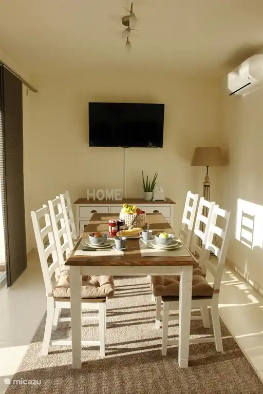 La salle à manger est équipée de tout le confort et est meublée de façon contemporaine. TV écran plat avec TV Vlaanderen, Wifi...