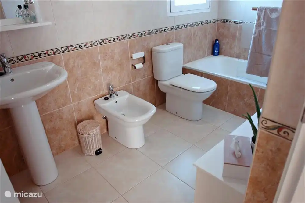 La maison dispose de 2 salles de bains. C'est à l'étage avec bain/douche - lavabo - toilette - bidet - chauffage - sèche-cheveux...