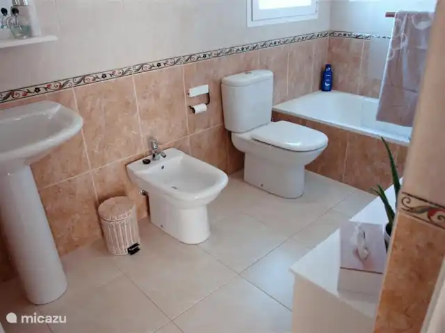 Casa Emilio - à distance de marche de la mer | Espagne, Costa Blanca, Dénia - maison mitoyenne La maison dispose de 2 salles de bains. C'est à l'étage avec bain/douche - lavabo - toilette - bidet - chauffage - sèche-cheveux...