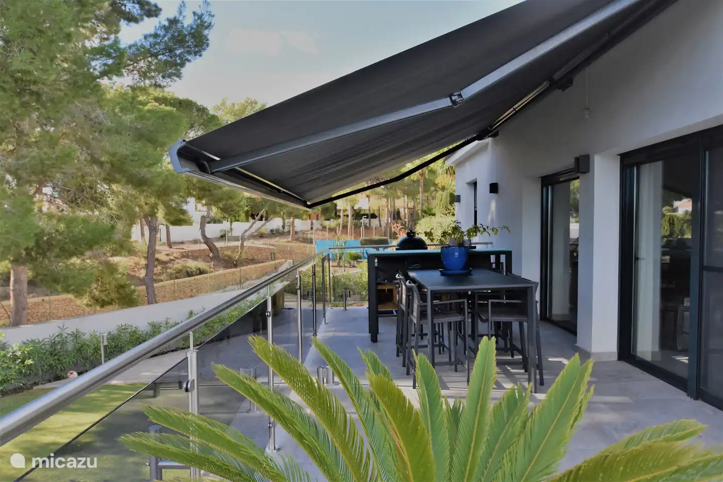 Sombrilla sobre el comedor