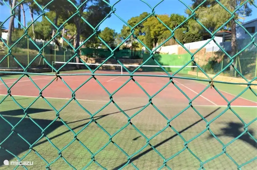 Hay dos canchas de tenis disponibles todo el día. En el medio hay una pequeña cancha de baloncesto.
