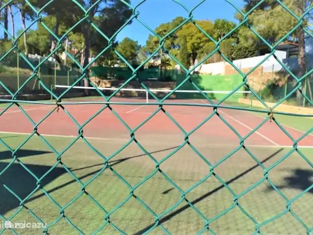 La Guinda del Pastel | Espagne, Costa Blanca, Benidorm - villa Il y a deux courts de tennis disponibles toute la journée. Entre les deux se trouve un petit terrain de basket