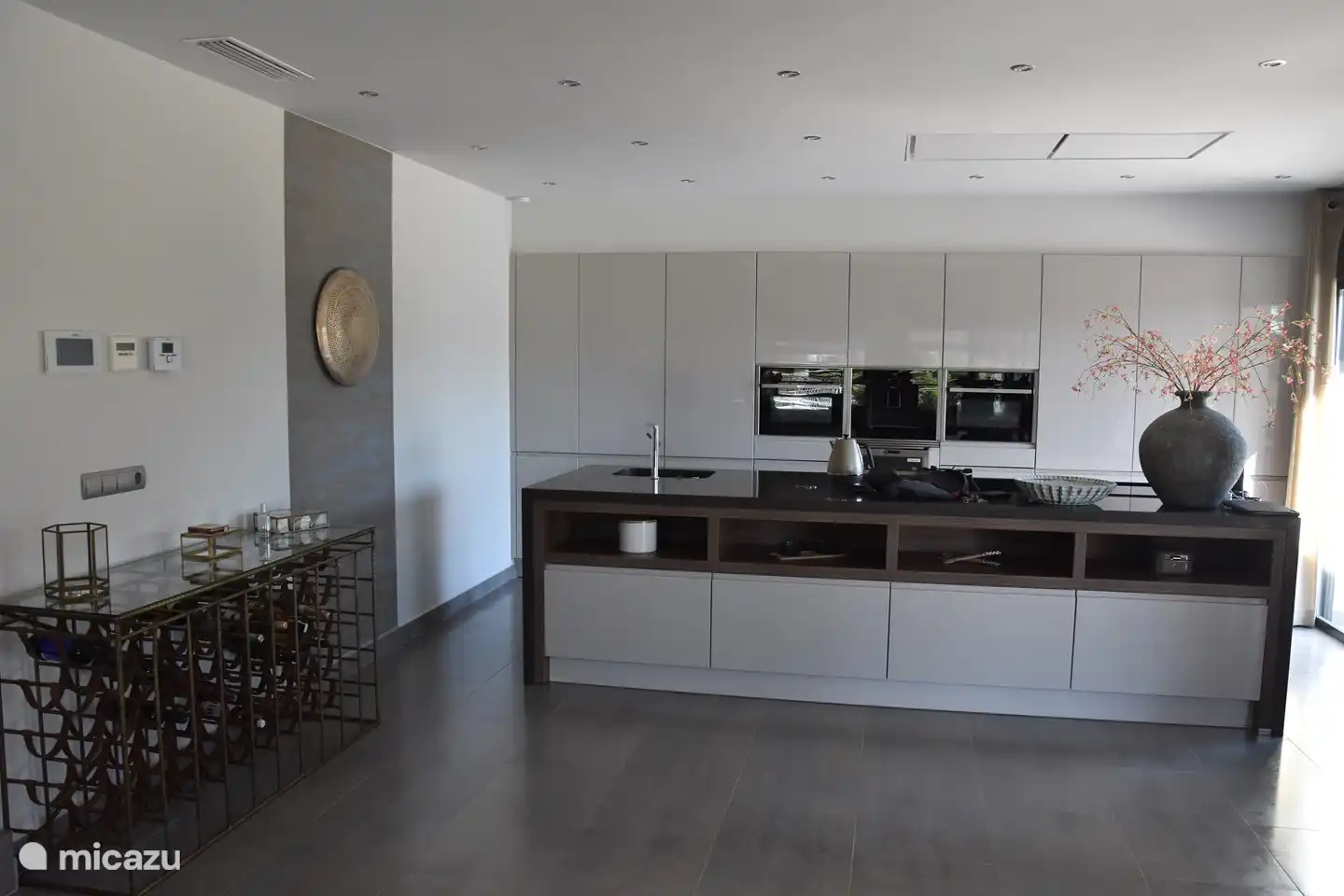 Cocina con botellero