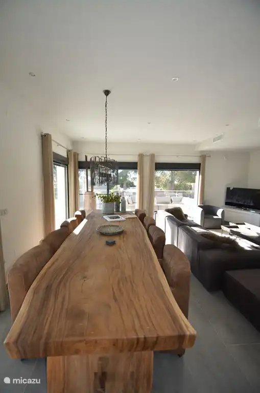 Amplia mesa de comedor de 410 x 120.