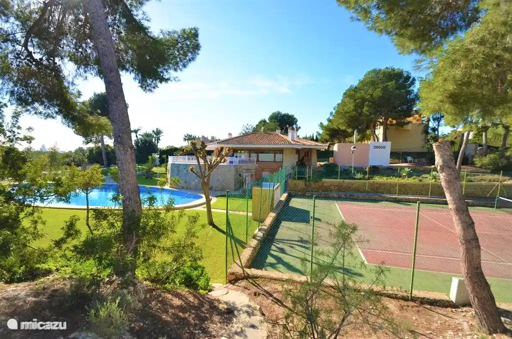 Parque infantil justo al lado del jardín y cerca de la piscina.