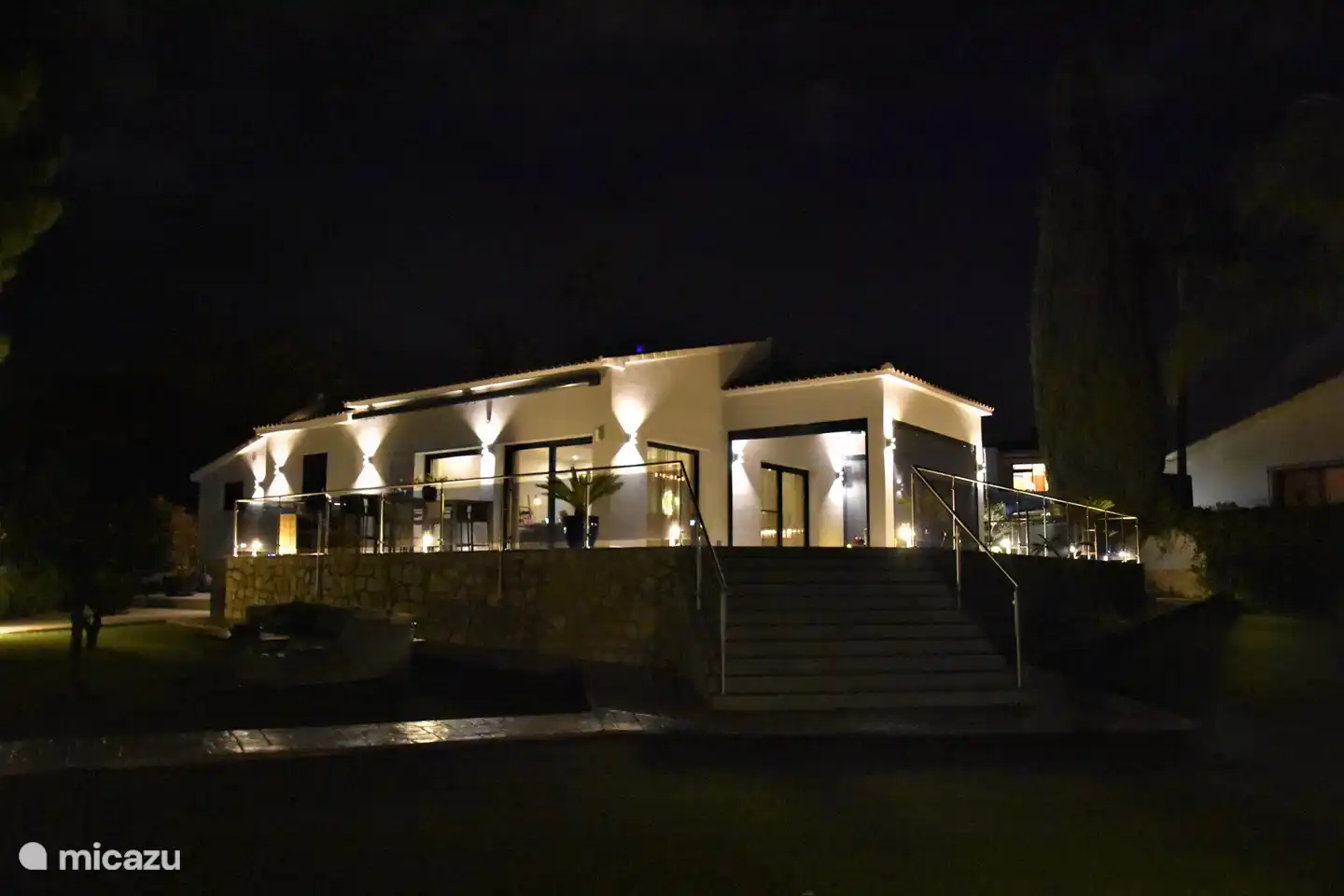 Casa iluminada por la noche