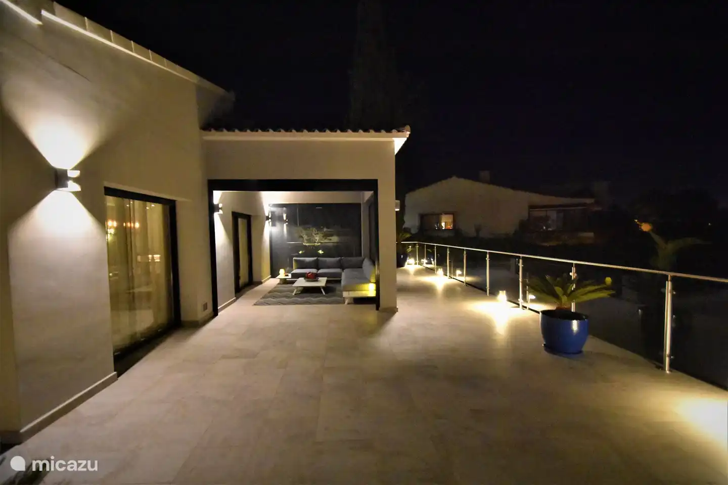 Iluminación exterior en el conjunto del salón.