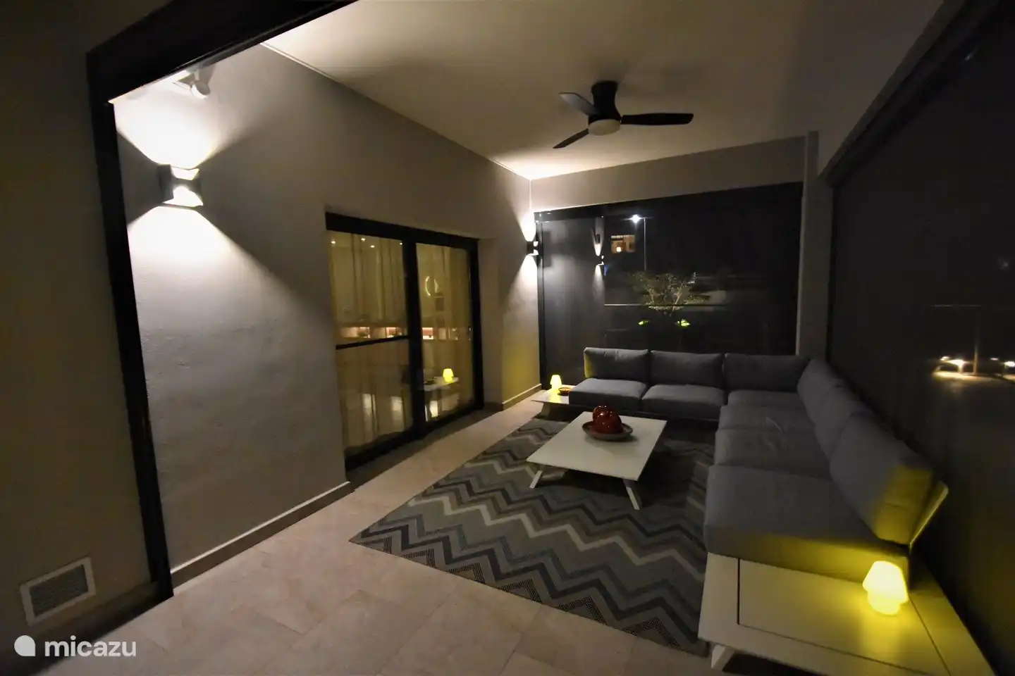 Zona de estar cubierta por la noche