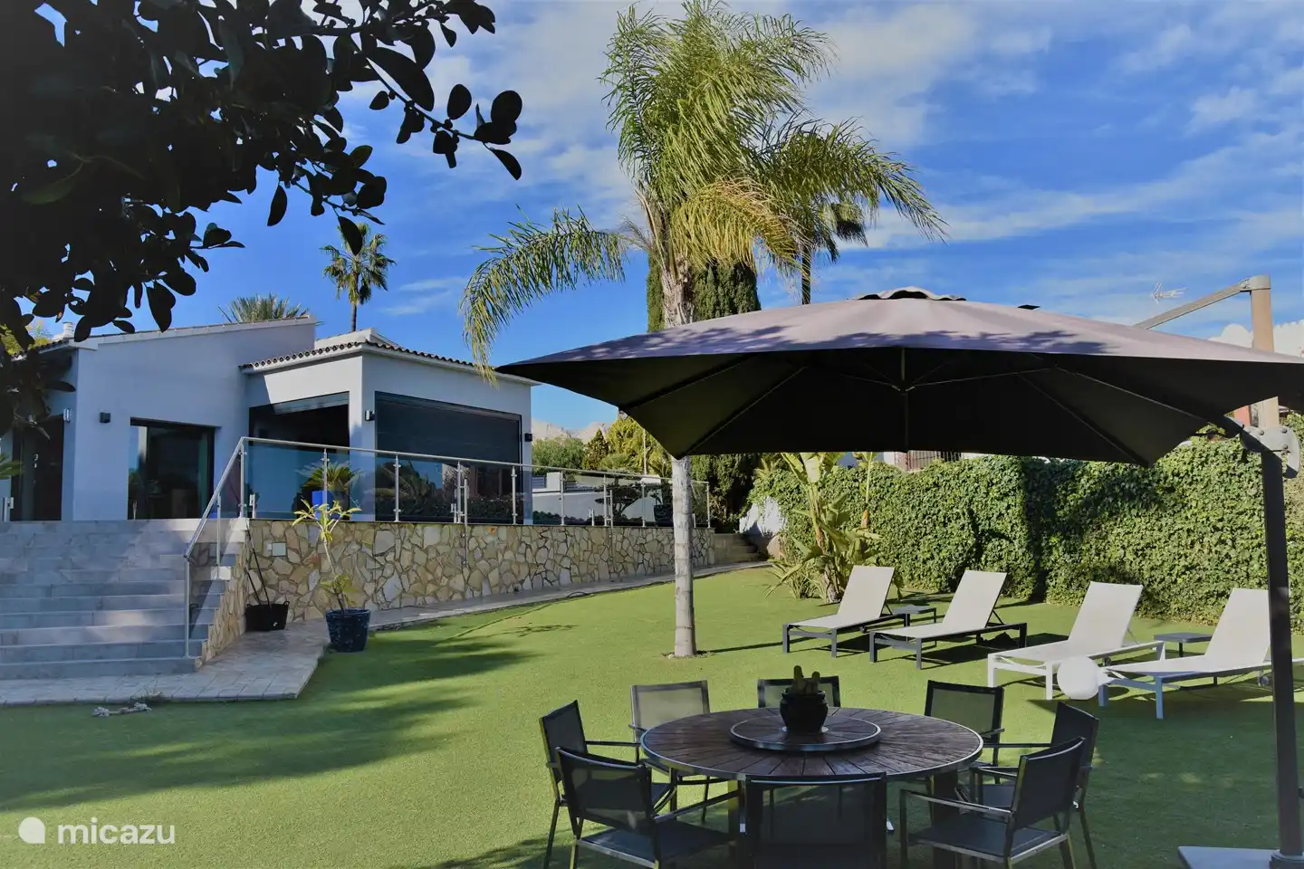 Comedor y tumbonas en el jardín