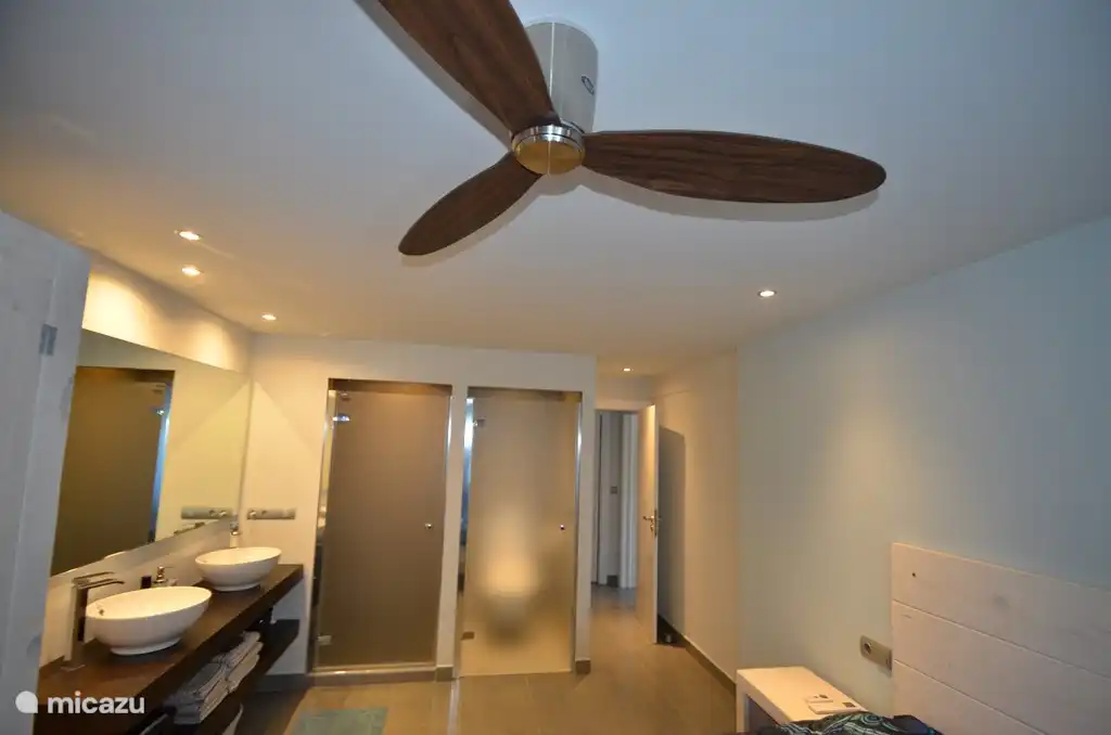 Dormitorio 4/dormitorio principal con dos lavabos, espejo extra grande, ducha de lluvia separada y baño separado.