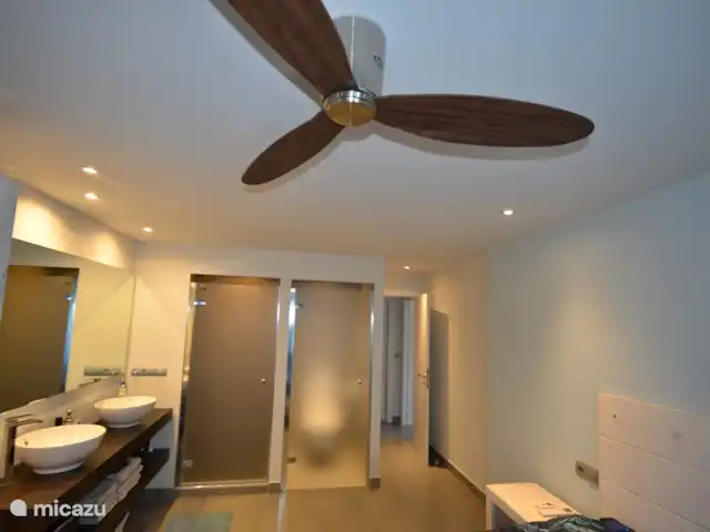 La Guinda del Pastel | Espagne, Costa Blanca, Benidorm - villa Chambre 4/Chambre des maîtres avec deux lavabos, très grand miroir, douche pluie séparée et toilettes séparées.