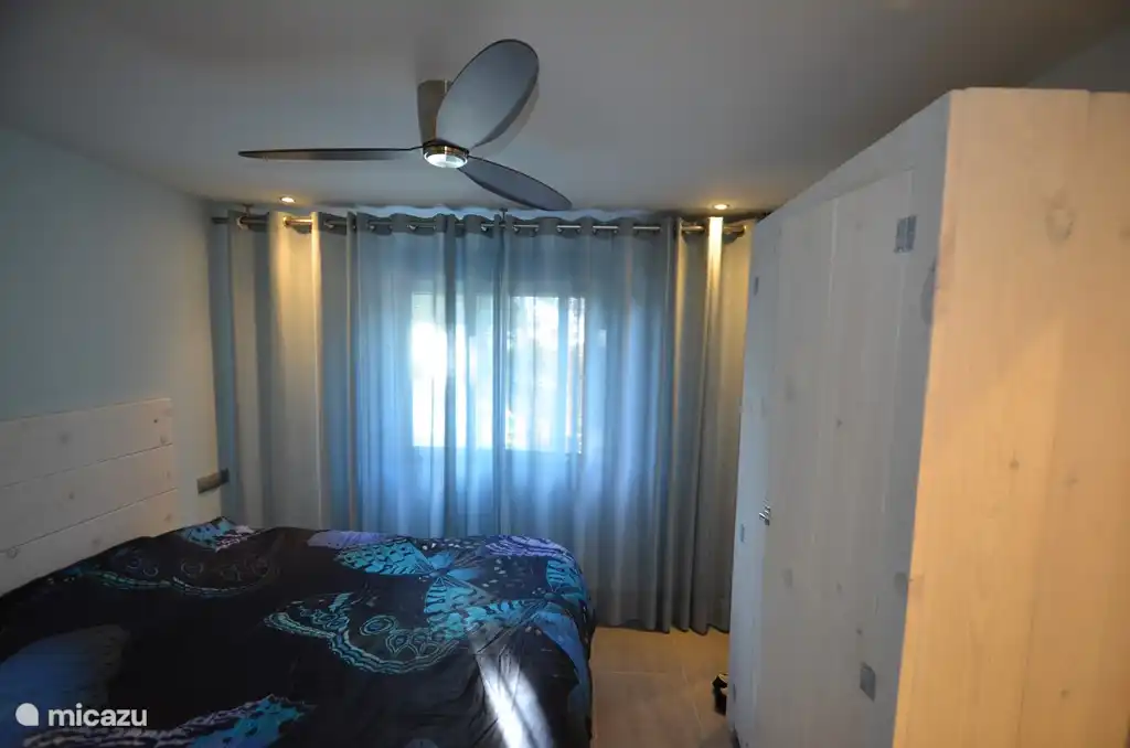 Dormitorio 4/dormitorio principal con vista a la cancha de tenis y piscina