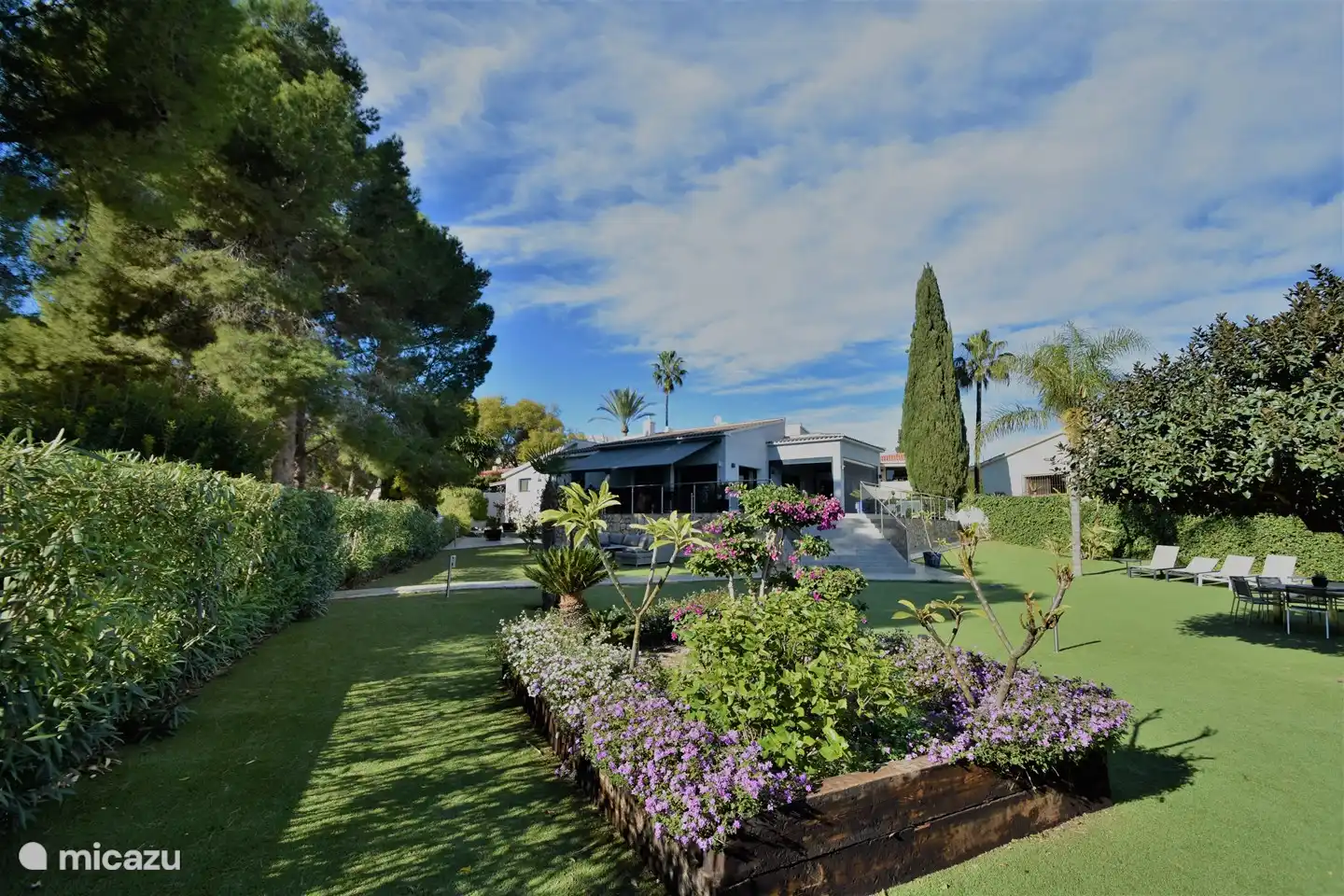 Vista desde el jardín de la casa.