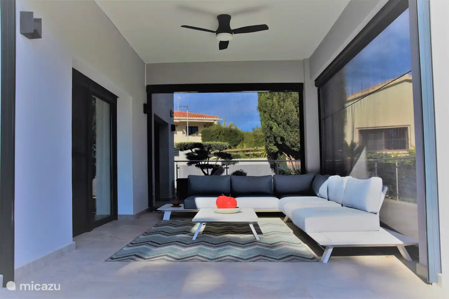 Conjunto lounge bajo marquesina, con cerradura y tres biombos