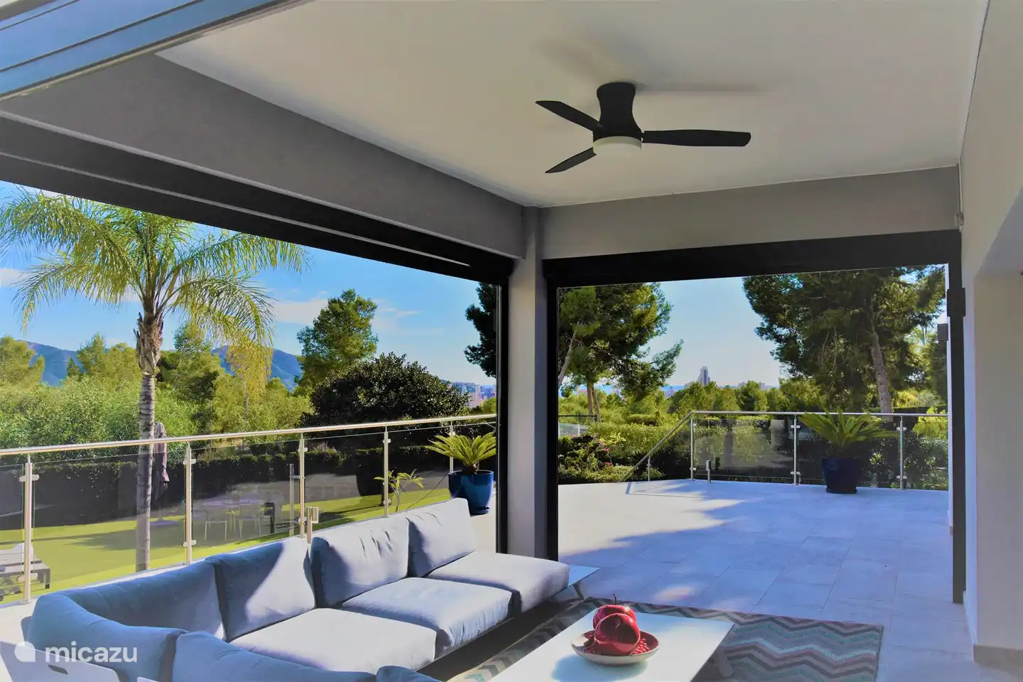 Lugar techado con juego de salón