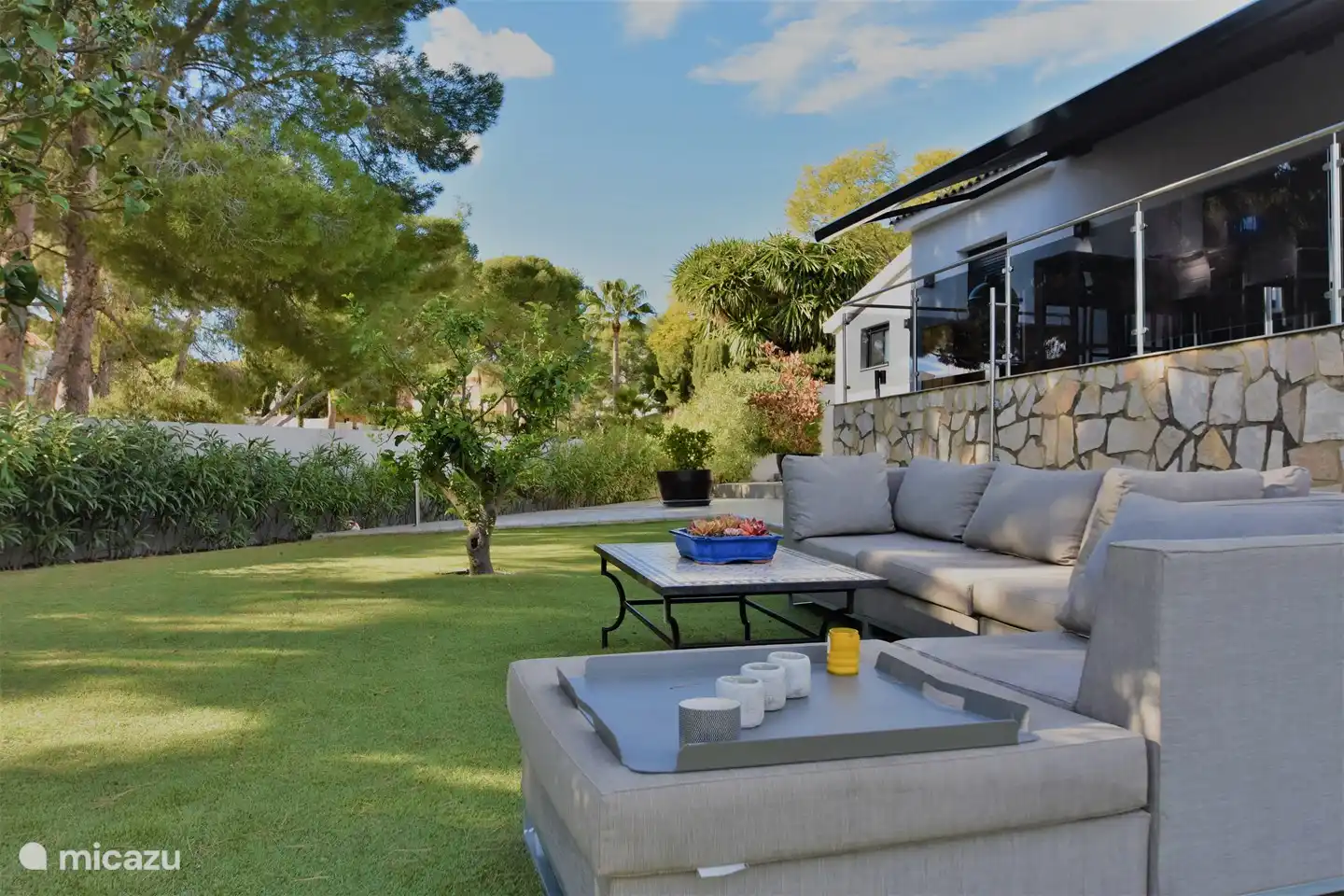 Salón ambientado en la hierba