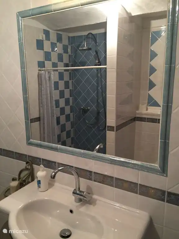 Spiegelbild des Badezimmers Cantina