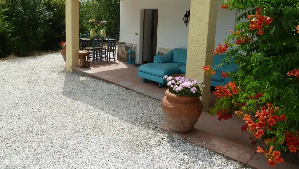 Eingang von SOTTO mit einer feinen Ledercouch, um ein Buch zu lesen