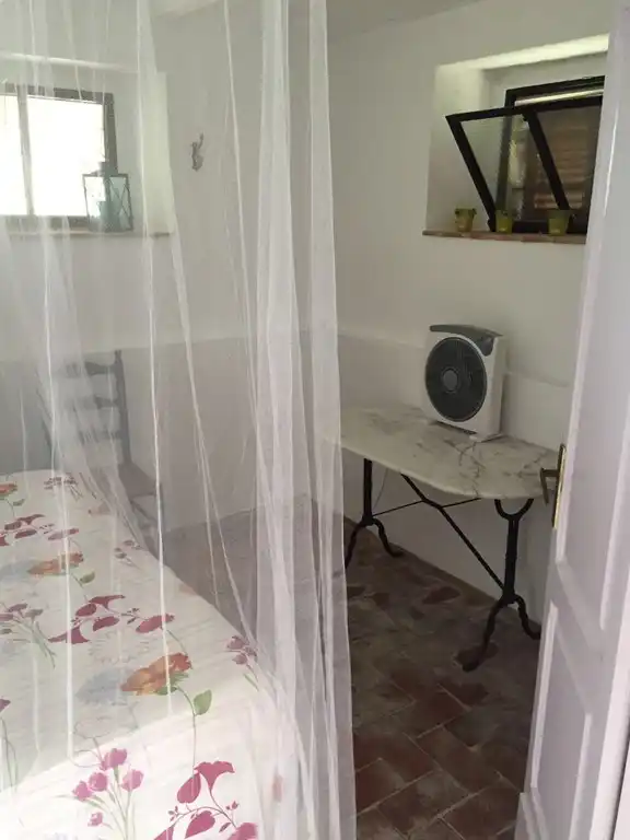 Schlafzimmer 1 der Wohnung Cantina 2 Bett mit Kleiderschrank usw. Sie verstehen das separate Schlafzimmer der Cantina