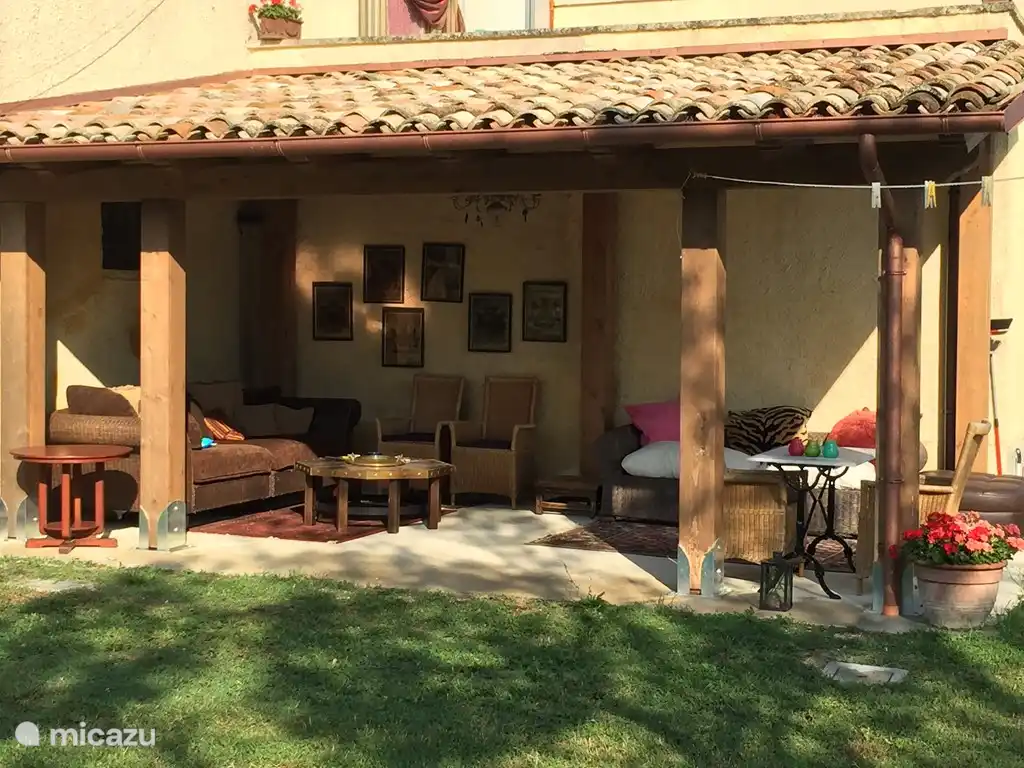 Lesen Sie auch schön und entspannend im Pavillon