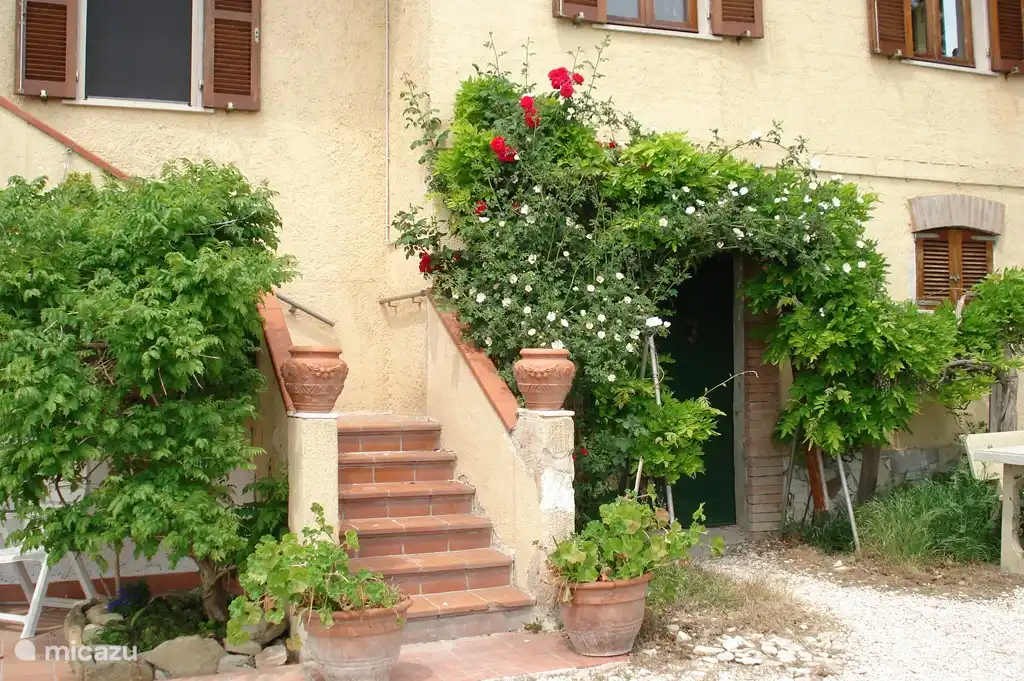 SOTTO-Eingang der Cantina (rechts auf dem Foto) Eingang der Villa San Vitale zur Privatwohnung Sopra San Vito