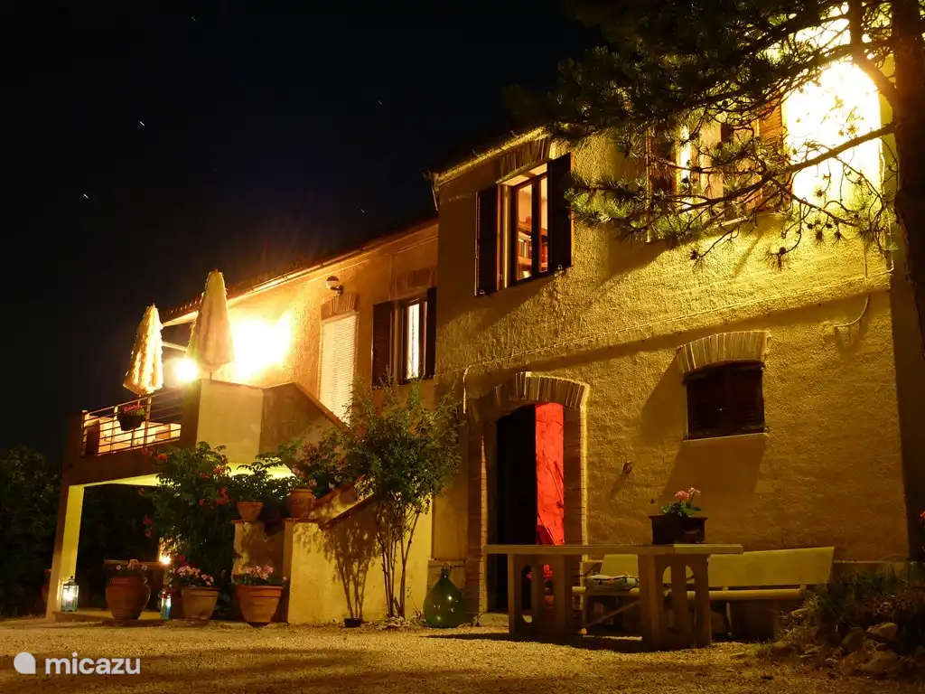 Villa San Vitale bei Nacht Der separate Eingang der Cantina