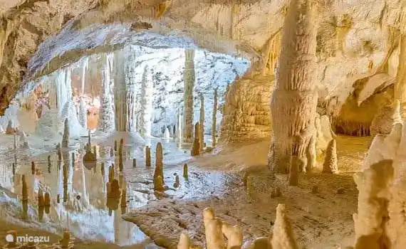 herrliche Kühle in den ABOVE GROUND Höhlen in Frassasi bei Villa San Vitale