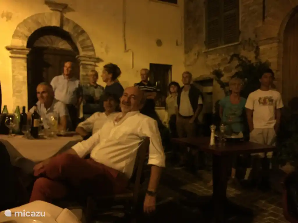 schönes Abendessen in der Nähe des Dorf