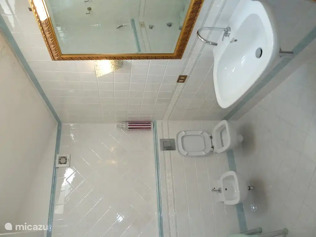 Teil des Badezimmers Sotto