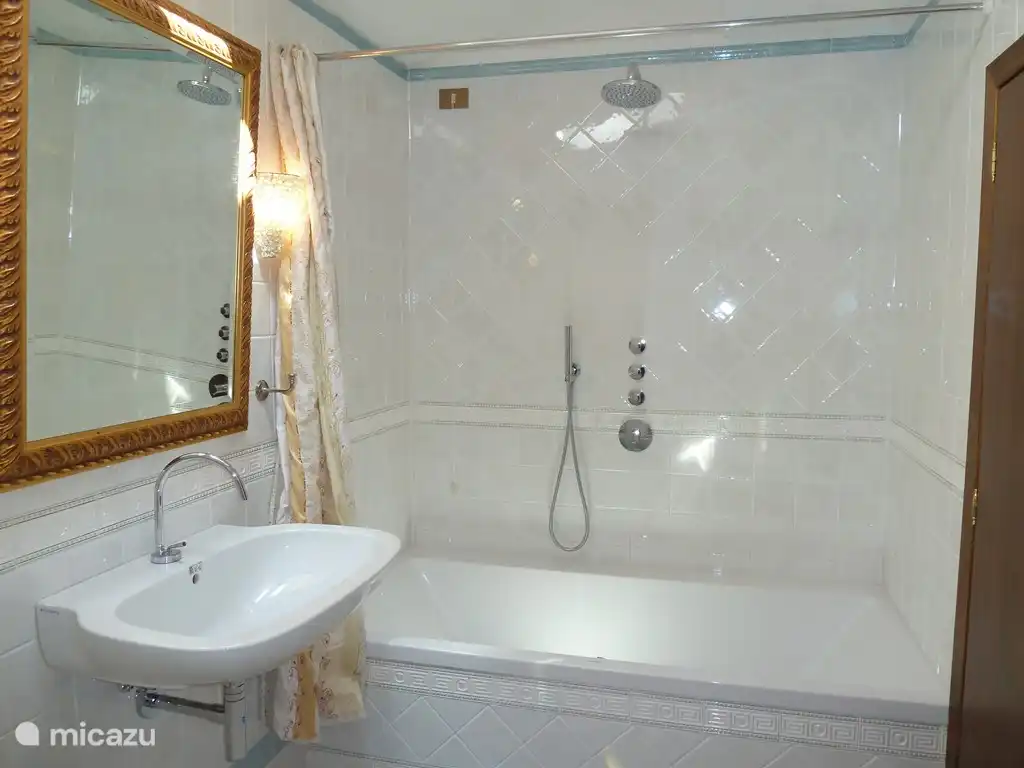 Das Bad ist 2 Meter lang und 0,95 Meter breit. Geräumiges Badezimmer von Sotto. Zwei-Personen-Badewanne, Regendusche, Bidet usw. Es ist super schnell voll und so ist es sofort zu genießen ...