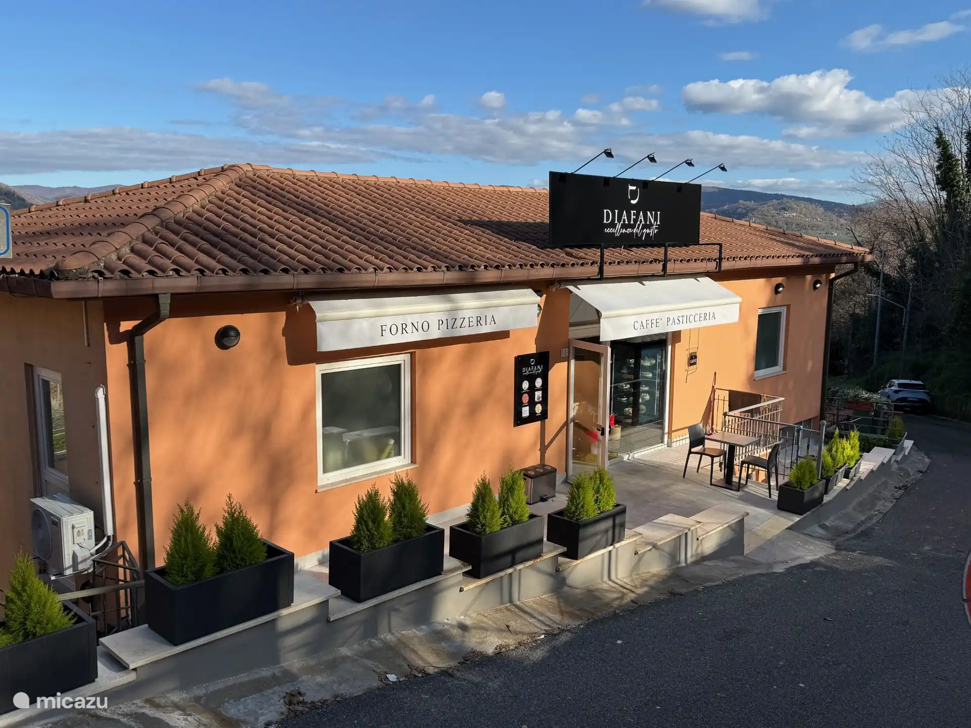 1,5 km vom Haus entfernt gibt es eine ausgezeichnete Bäckerei für täglich frisches Brot, Gebäck, Pizza oder Kaffee.