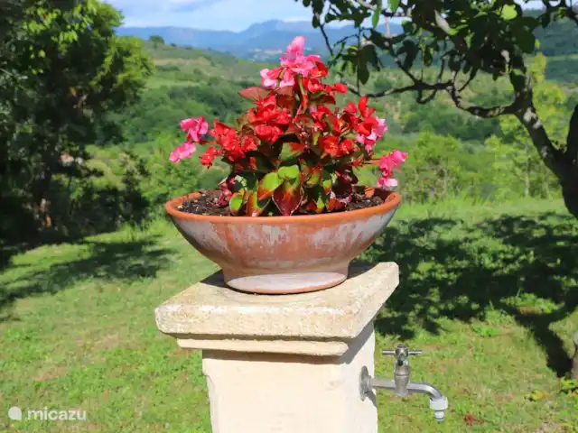 Villa Sabine | Italie, Le Latium, Castelnuovo di Farfa - villa Vue sur la vallée de Farfa avec le Monte Navegna en arrière-plan