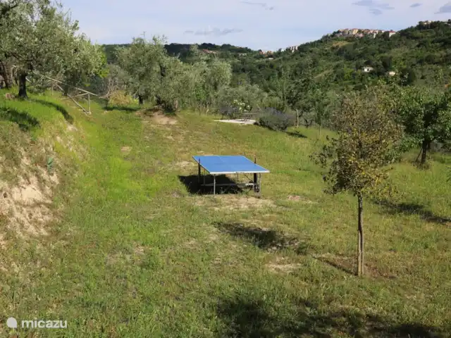 Villa Sabine | Italie, Le Latium, Castelnuovo di Farfa - villa Vue de la zone inférieure avec table de ping-pong et quatrième terrasse