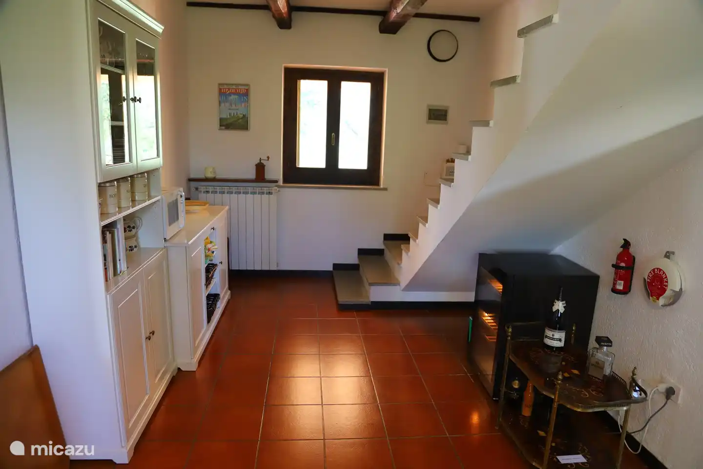 Fully equipped kitchen including cookbooks and many kitchen utensils.